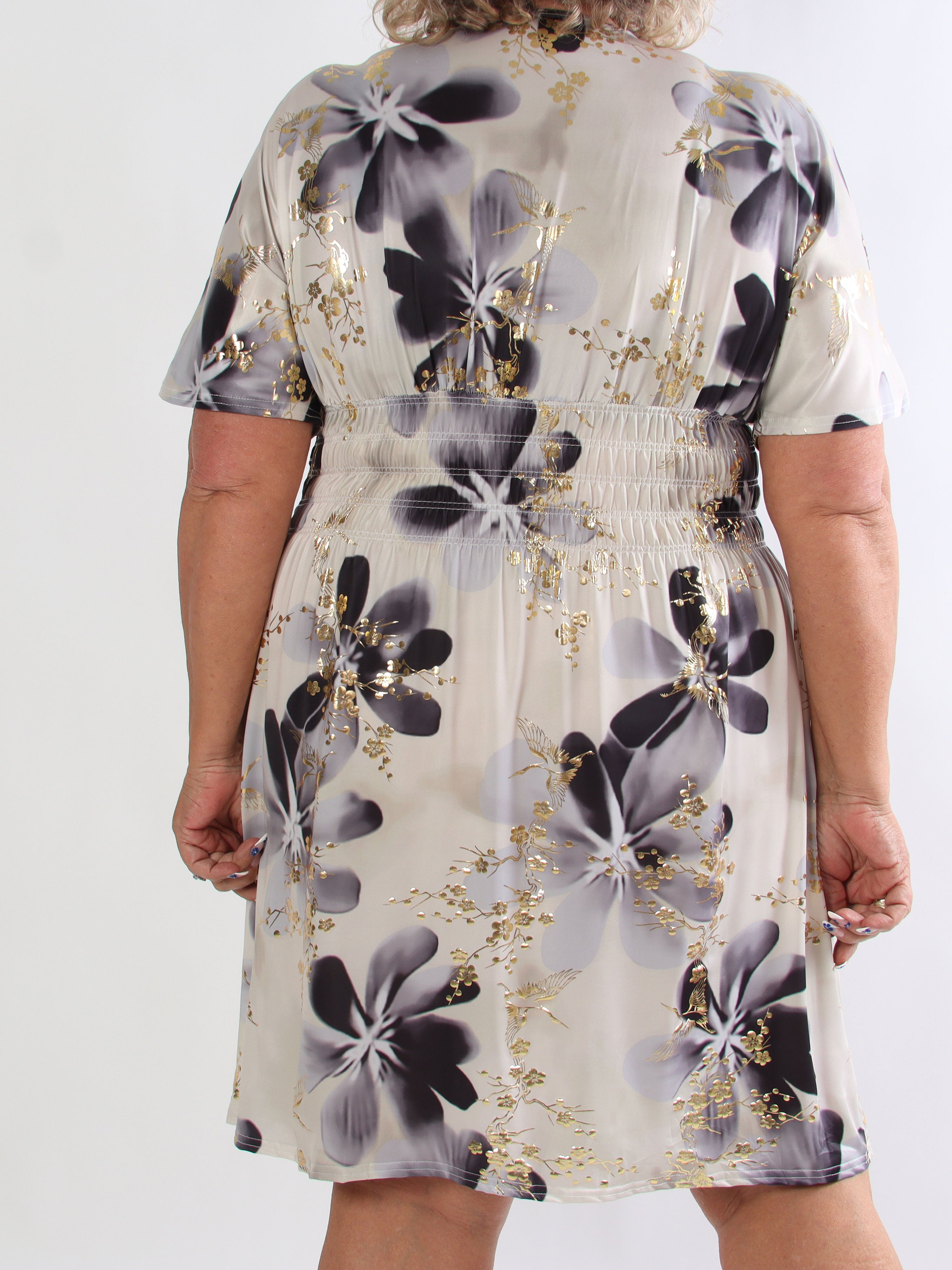 Pams Fleur Short - Plus size kjole med smock og japansk inspireret gulddetaljer